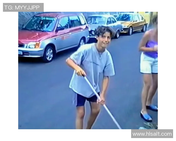 足球明星的魅力瞬间与送别时的感人表情交织成动人画面